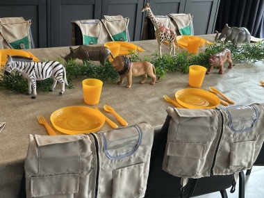 Safari kleding inclusief tafeldecoratie